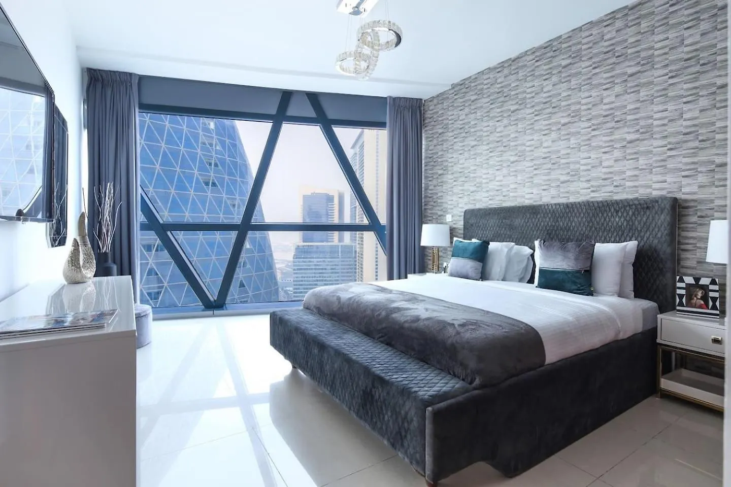 Frank Porter - Park Tower Apartment Dubai